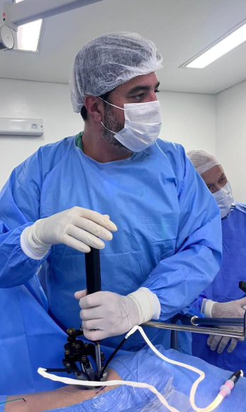 Dr. Daniel Arnoni realizando cirurgia minimamente invasiva da coluna em centro cirúrgico